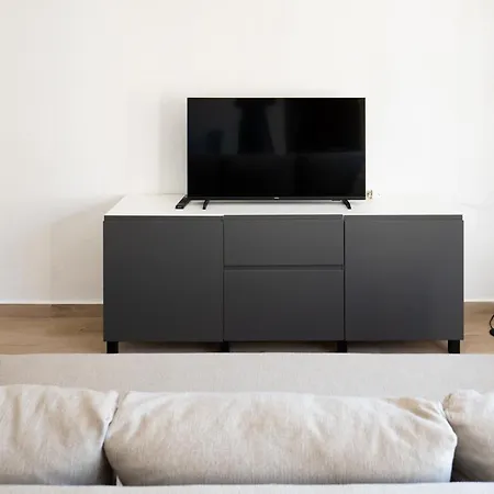 Apartman Lovely 1- Bedroom With Pool, Close To The *