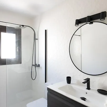 Lovely 1- Bedroom With Pool, Close To The