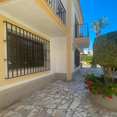 Apartment Lovely 1- Bedroom With Pool, Close To The