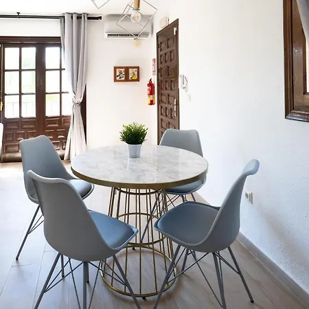 Lovely 1- Bedroom With Pool, Close To The