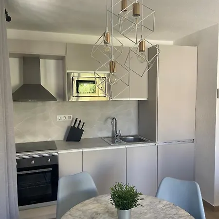Apartment Lovely 1- Bedroom With Pool, Close To The